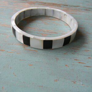 VINTAGE MOTHER OF PEARL BLACK/WHITE PLASTIC BRACELET